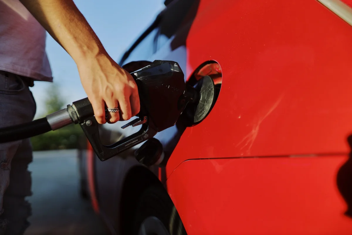 7 astuces simples et efficaces pour faire baisser votre budget carburant dès aujourd'hui